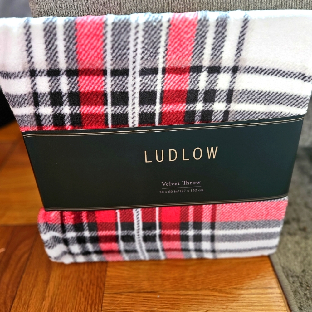 NEW LUDLOW WHITE, BLACK AND RED VELVET THROW BLANKET 50x60in NIP SO SOFT PLAID!